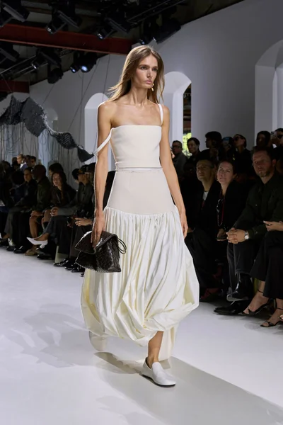 Look 16